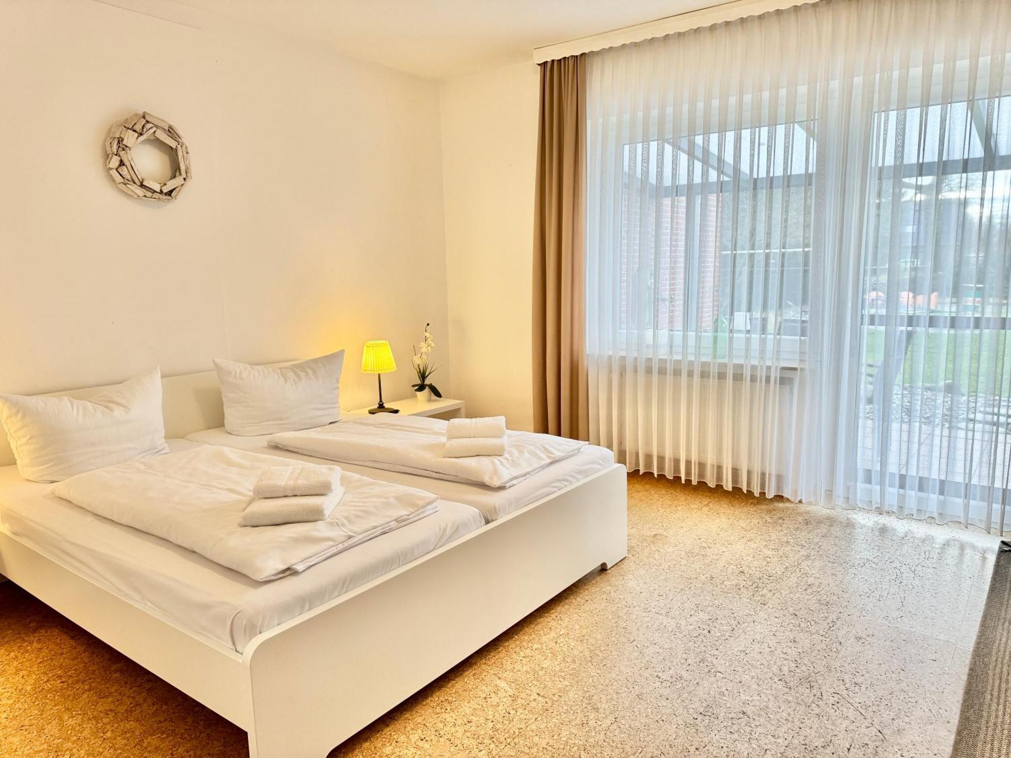 Ferienwohnung Im Erdgeschoss Mit Eingezaeunten Garten Und Terrasse Аурих Екстериор снимка